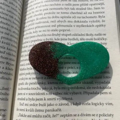 Držátko stránek zeleno-hnědý