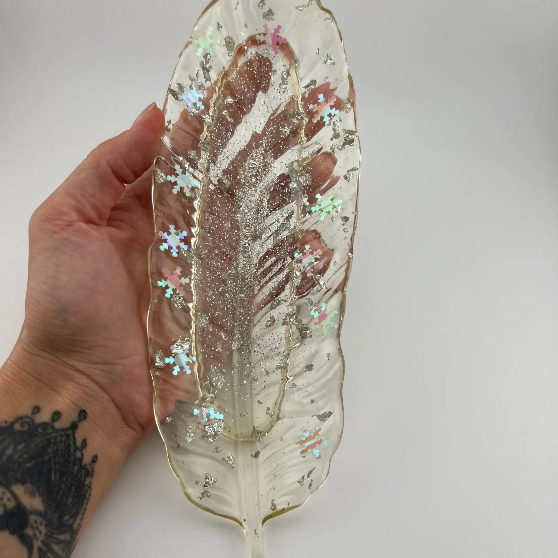 Tácek z pryskyřice, peříčko, stříbrné kousky 3