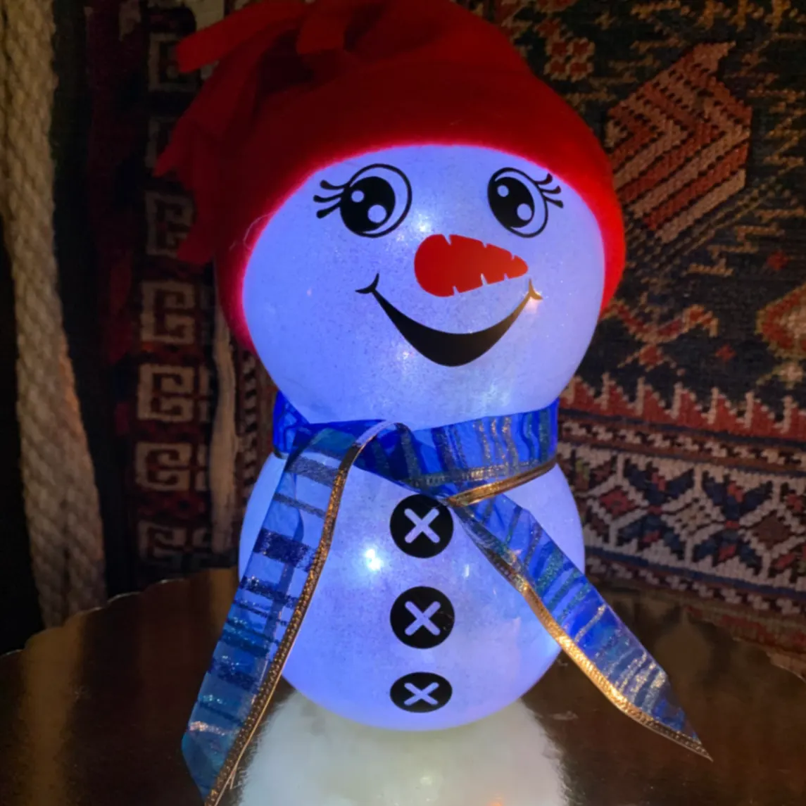 Skleněný svítící sněhulák jako z pohádky
