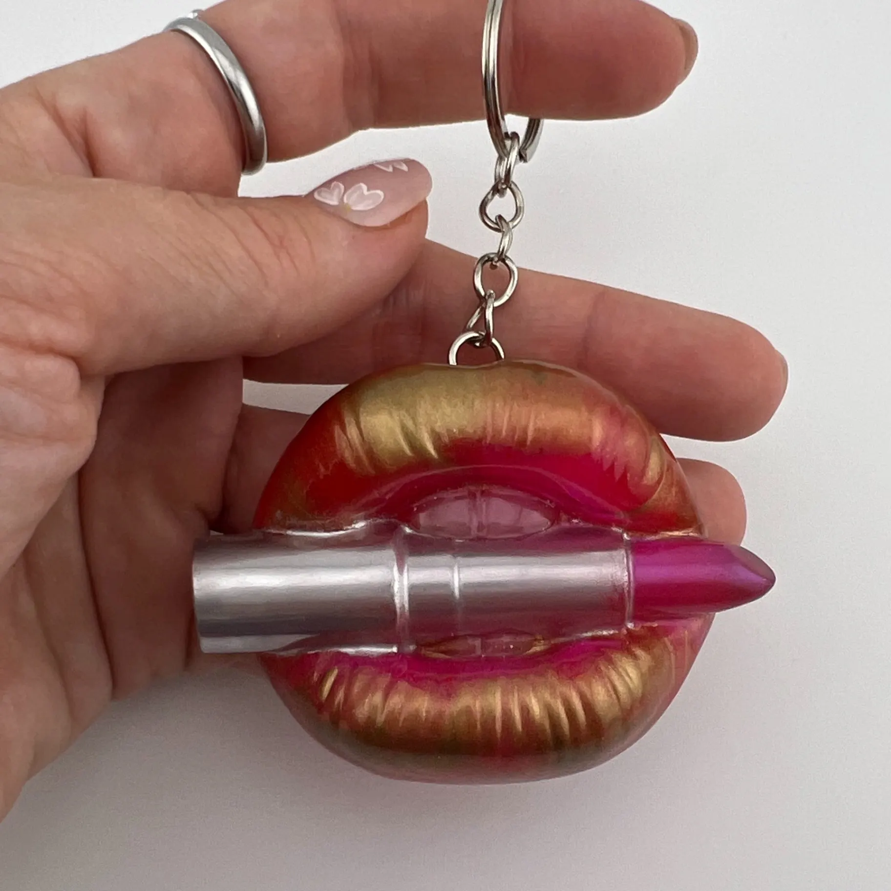 Přívěsek, pryskyřice, pusa, červenozlatá 2